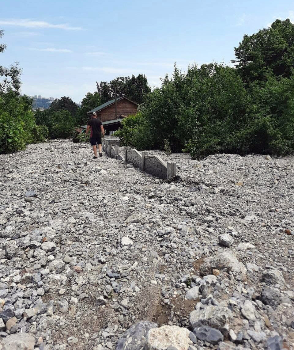 Оползень накрыл смесью камней муниципальные дороги