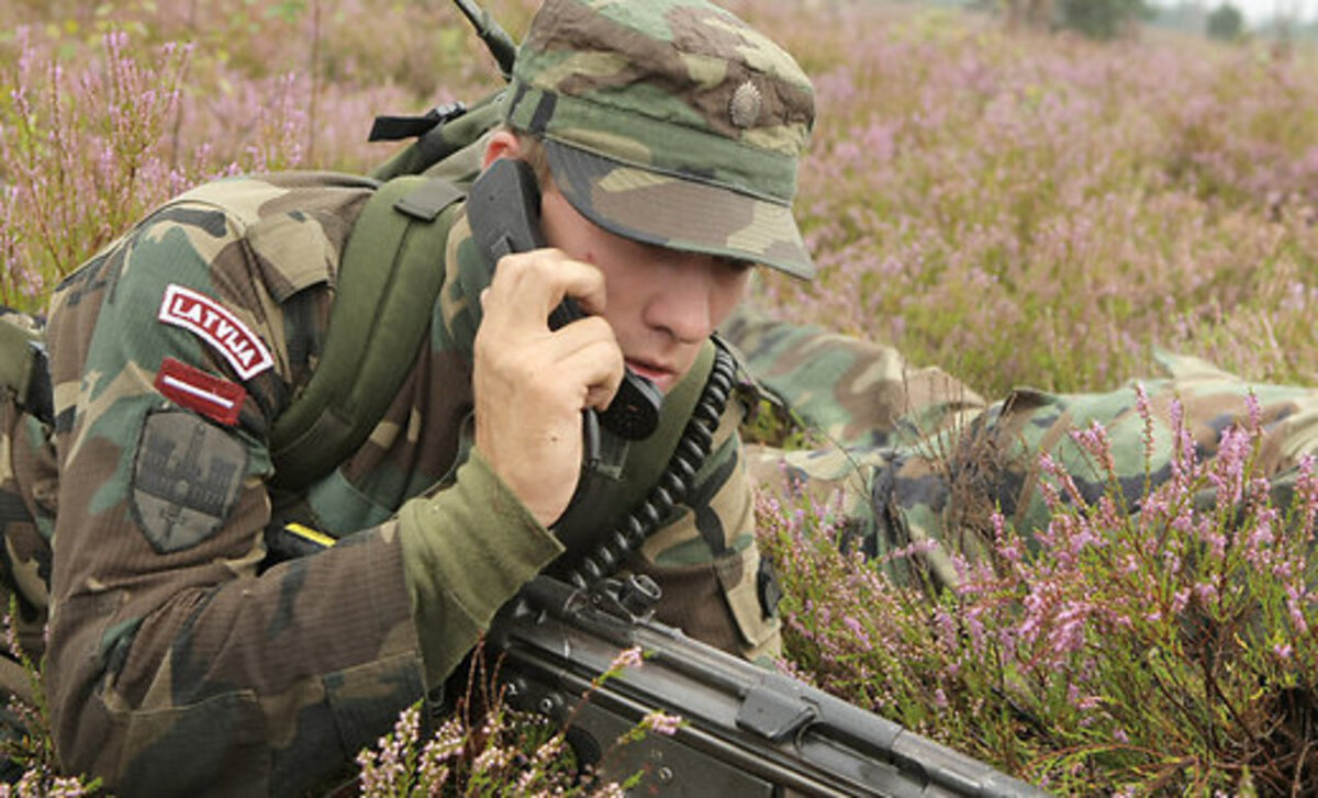 Ополчение Латвии. Источник фото: https://gorod.lv/novosti/252746-zemessargov-budut-uchit-podbivat-tanki-zhelauschih-vse-bolshe