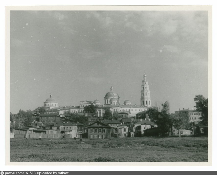 Федосеевская улица в 1930 году. На заднем плане Казанско-Богородицкий монастырь. С сайта PASTVU.COM