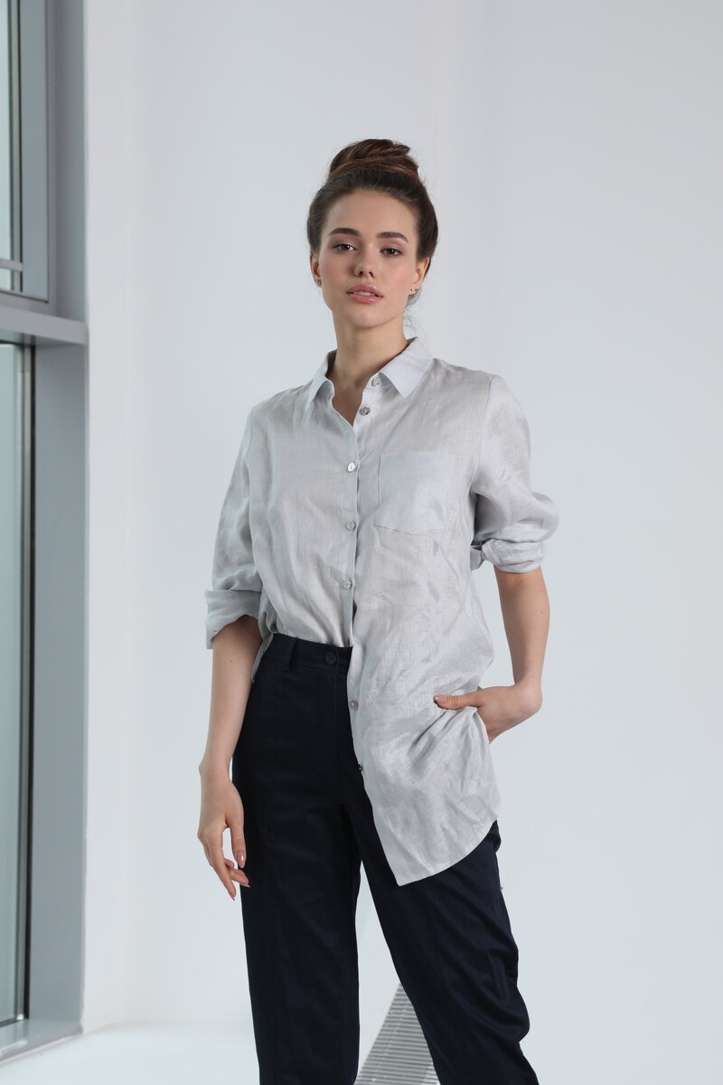 На модели: блузка (10271/светло-серый).