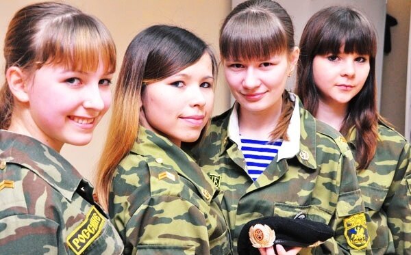 Все чаще  девушки  идут на военную службу по контракту. Фото из свободных ресурсов интернета. Минус воинских частей- там нельзя снимать)