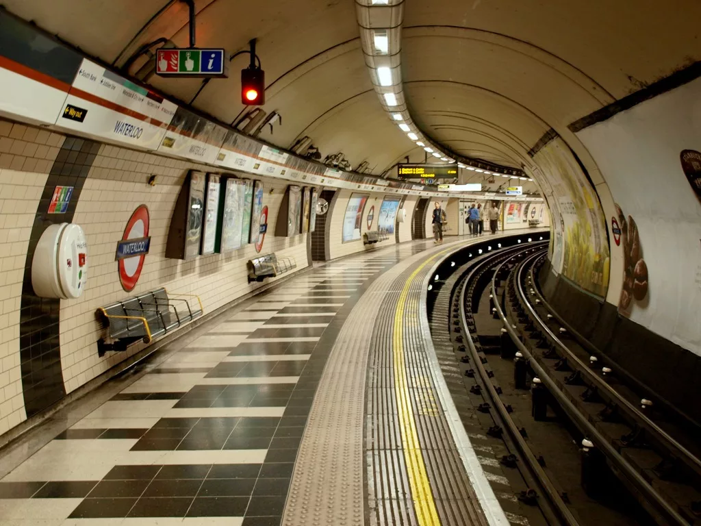 Станции лондона. Станции метро Лондона. Метро Великобритании. Underground метро Лондона. Станция метро в Британии.