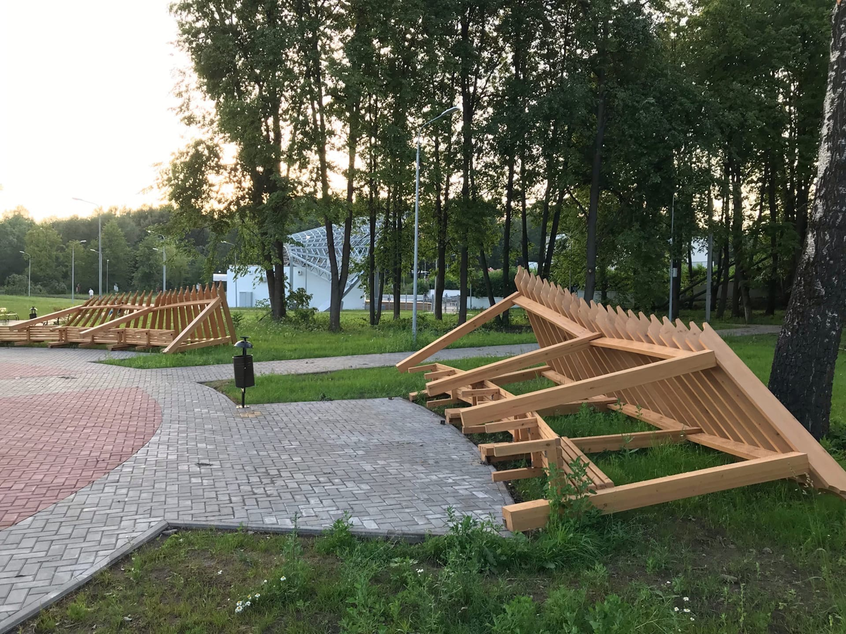 В Великих Луках целый год строили новый парк, но ураганом снесло все конструкции