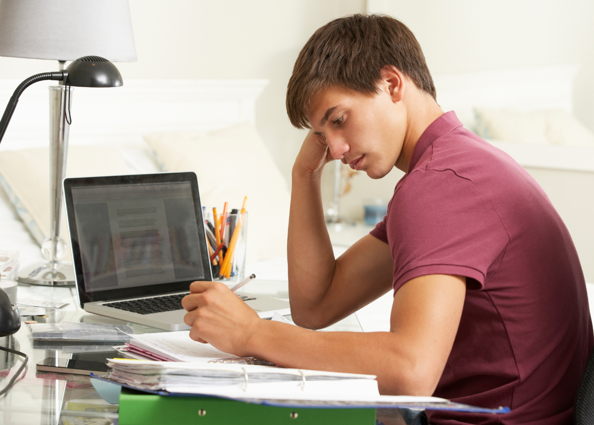Подростку трудно учиться. Человек за компьютером. Компьютер и человек. Студент с компьютером. Подросток за компьютером.