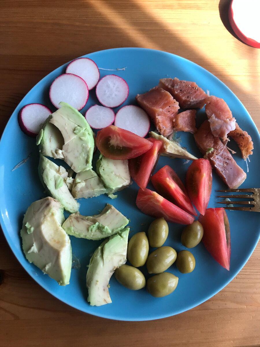 Я лично употребляю авокадо в своем ежедневном салате, а также добавляю его на обеденную тарелку с слабо соленой рыбой и другими овощами.