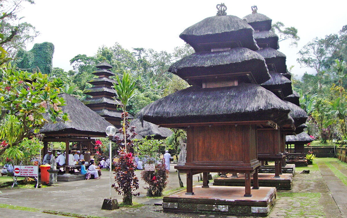 Источник: http://www.maribalitours.com/wp-content/uploads/2015/09/Batukaru-temple-in-the-Batukaru-mount-in-the-north-west-of-Tabanan-regency-Bali-island-Mari-Bali-Tours-jpg-36.jpg