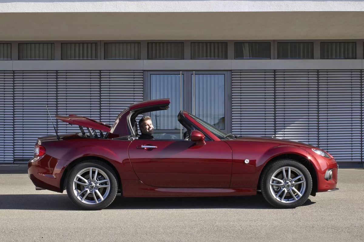 И на лето, и на зиму: стоит ли покупать Mazda MX-5 III NC за 1,5 миллиона  рублей | КОЛЁСА.ру | Дзен