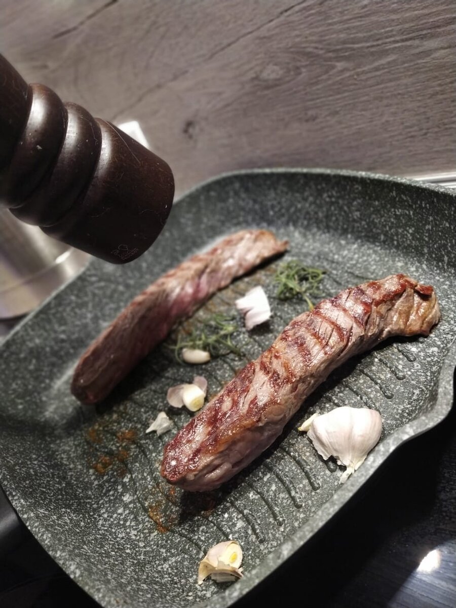 Приготовление стейка с розмарином и чесноком