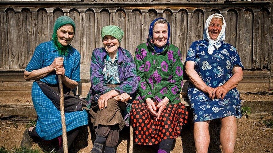 Деревенские бабули.