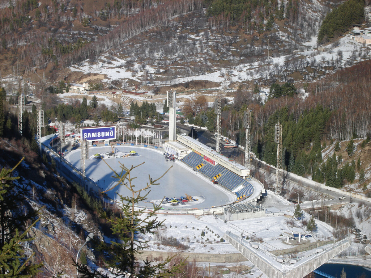 Вид на конькобежный стадион Медеу (фото автора статьи)