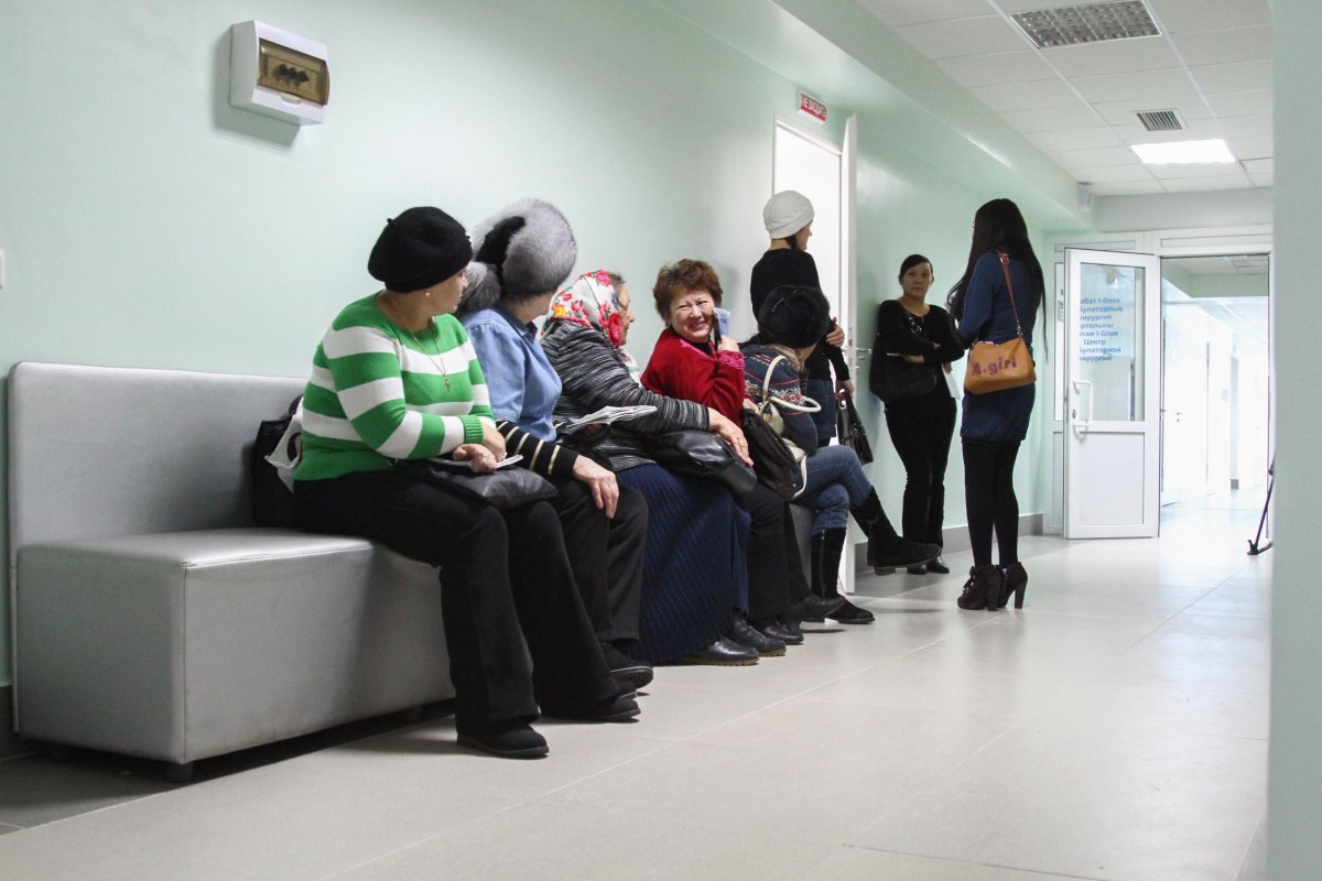 vsedavlenie.ru Чтобы попасть к врачу, люди занимают очередь с 7 утра 