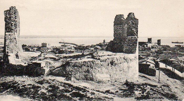 Генуэзская крепость в Судаке, фотография 1920 года. Источник: Wikimedia Commons