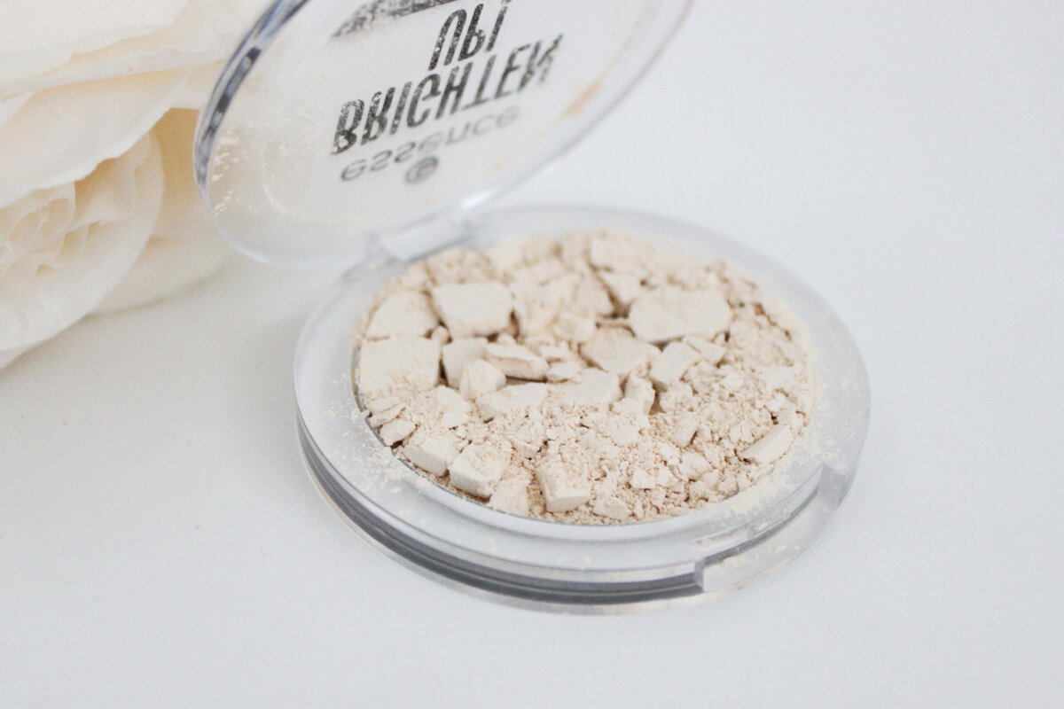 Моя любимая пудра Essence Brighten up! Banana powder - разбита в труху