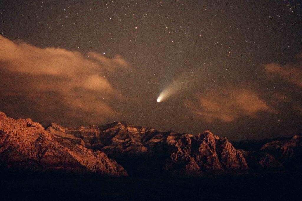 Появление кометы издавна считалось важным знамением. Это неудивительно: она выглядит потрясающе.