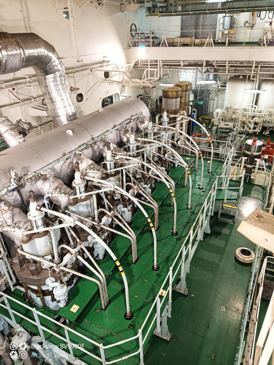 Двигатель в машинном отделении контейнеровоза