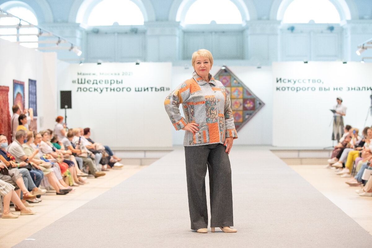 Вера Костраменкова к показу сшила себе новую куртку и показывает нам ее в комплекте с брюками. Вера к осени готова!