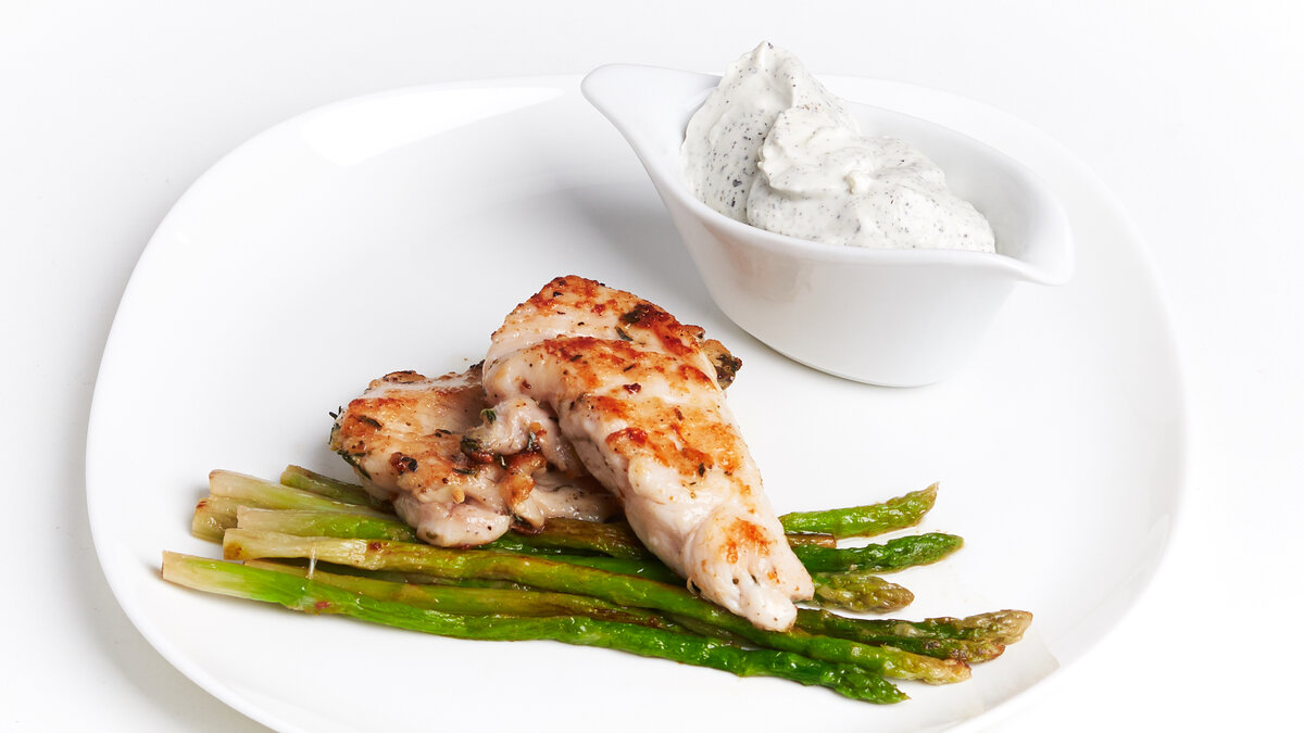 Помимо классического "провансаля" каких только вариаций этого соуса не придумали. Фото автора