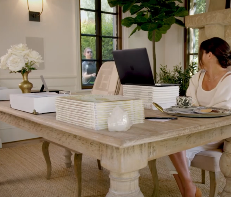 Гарри жонглирующий за окном