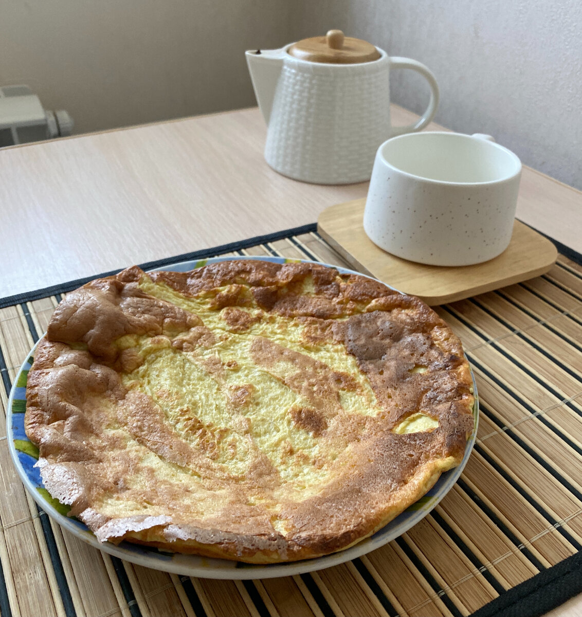 Все, белки мои с черникой загнобили, я обиделась.))))) Вот вам тогда просто блин - нутовая мука 30 гр, яйцо, два белка и немного пряностей. Как видите, маленькая холиновая бомбочка. В чайнике обычный черный чай.