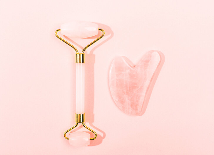 на фото слева-роллер; справа-скребок Гуаша. 