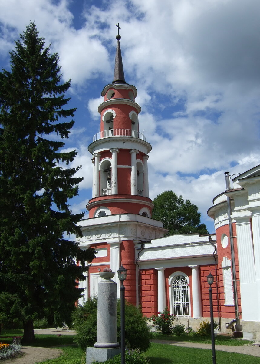 Колокольня. 3-й ярус в виде ротонды когда-то перекликался с круглой колоннадой дворца