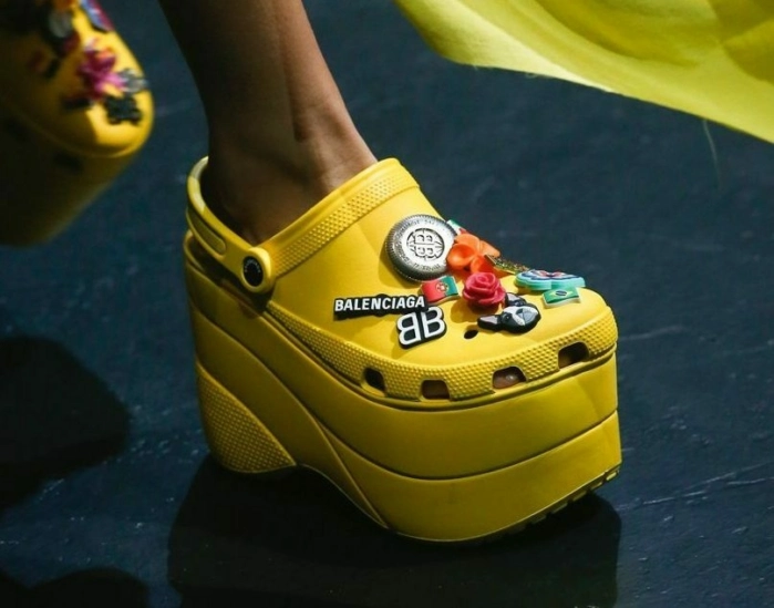 Модный показ коллаборации Crocs и Balenciaga