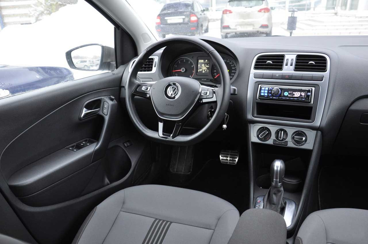 Считаю, что принципиальных минусов у этой машины нет, а докопаться при желании можно и до телеграфного столба в чистом поле. Я даже привык, что это седан, хотя очень хотел брать универсал или лучше минивэн. Для рутинной городской езды по супермаркетам - вполне хватает.