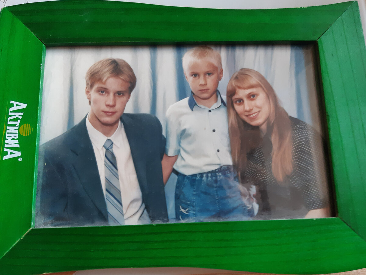 С родными братьями, 2002. Спустя пару лет случится мой педагогический дебют в училище при консерватории. Мне здесь 23, а ребятам 16 и 8. Младший из братьев... и мой собственный четвёртый - практически одно лицо!