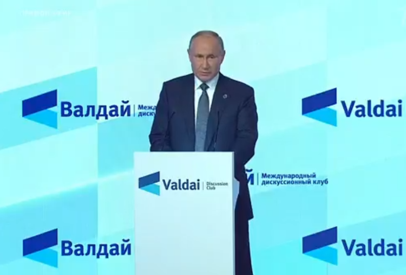 Владимир Путин выступает на форуме "Валдай". Скриншот из эфира Первого канала