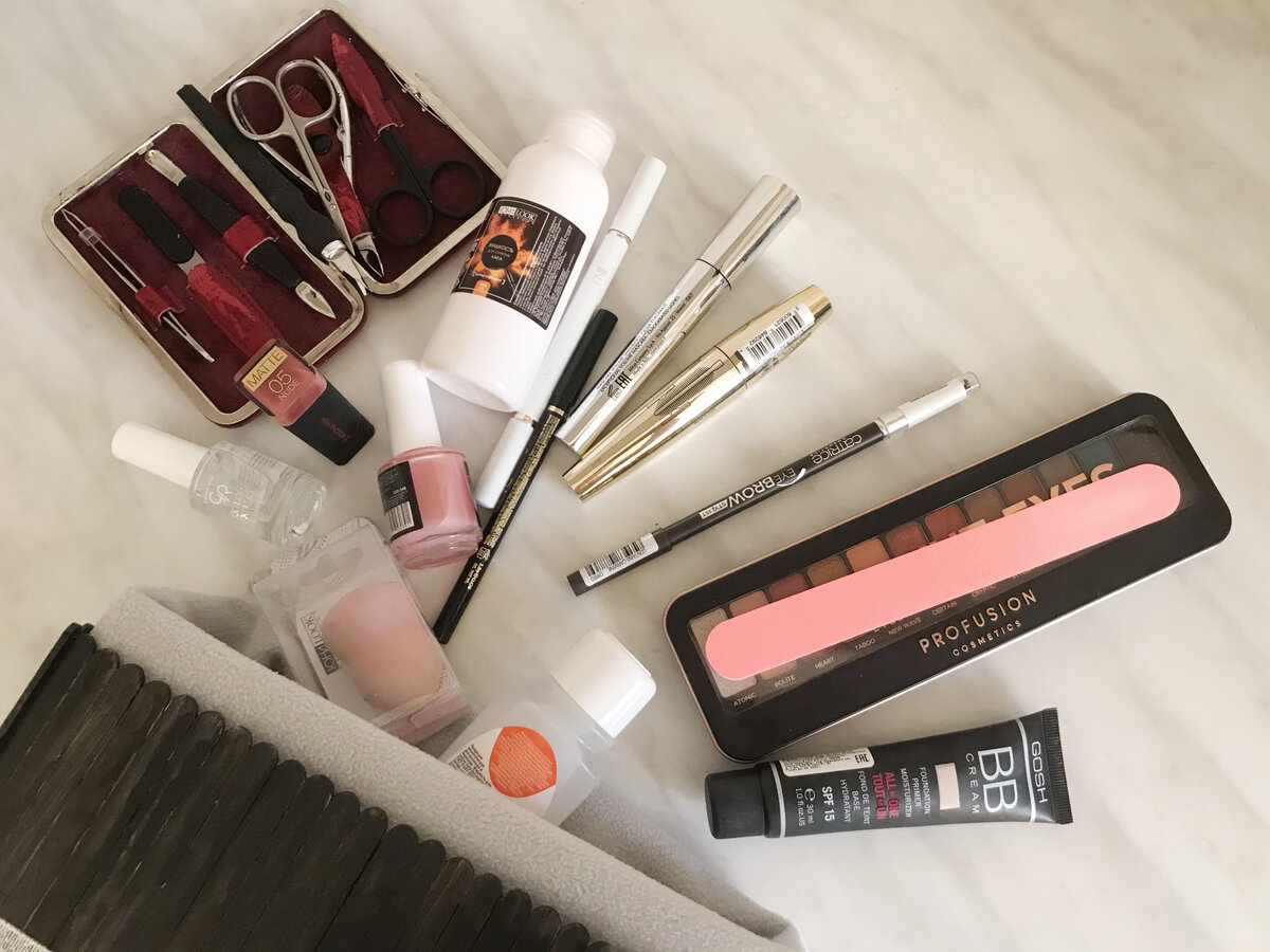 Малая часть ежедневно используемых средств для макияжа