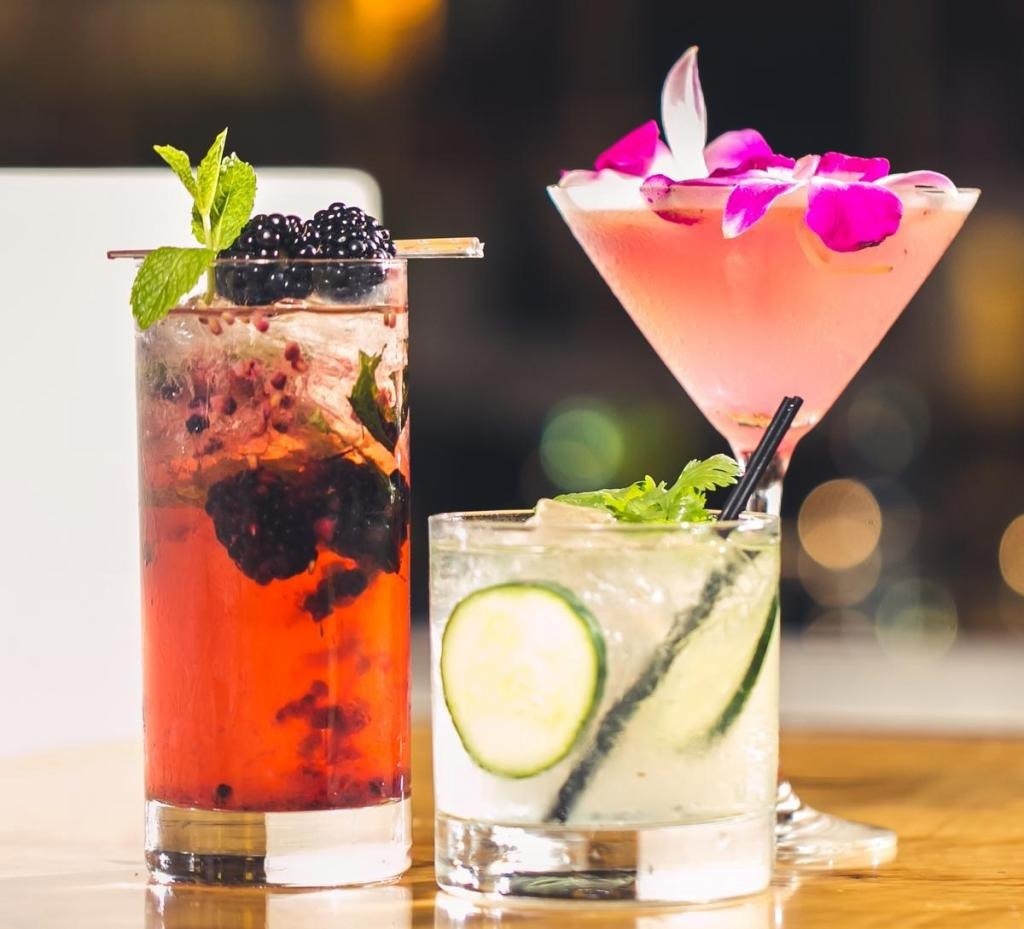 Как открыть производство и продажу алкогольных желе

Интерес к изысканным сортам алкоголя в нашей стране увеличился с открытием большого числа ресторанов и баров, которые внедряют культуру распития напитков. Коктейльные карты поражают разнообразием названий и необычных сочетаний, алкогольные напитки — непременный атрибут любого праздничного стола в России и странах СНГ.
Готовый бизнес-план
 💡 Бизнес-идея: 🍮 производство и продажа алкогольных желе
 1 /5 - очень низкая
 Стоимость запуска
 5 /5 - очень высокая
 Окупаемость
 4 /5 - высокая
 Сложность управления
 1 /5 - очень низкая
 Конкурентность
Содержание бизнес-идеи
 Затраты и прибыль
 Разрешения и документы
 Выбор помещения
 Оборудование
 Как выбрать поставщика
 Персонал
 Как рекламировать бизнес
 Плюсы и минусы бизнес-идеи
Алкогольные желе давно известны в Америке: там они называются «Jell-O shots» и украшают вечеринки, фуршеты и праздники. Это не конфеты с водкой, где доля алкоголя низкая, а вполне самостоятельный алкогольный продукт. Их крепость при соблюдении технологии производства равноценна одному шоту. Начинающий предприниматель легко освоит их изготовление и сможет наладить поставки в рестораны, кафе и бары. Чтобы оценить спрос в своем городе, сделайте небольшую пробную партию и презентуйте ее местным заведениям.
Бизнес идея: алкогольное желе
 Затраты и прибыль
 На запуск проекта изготовления и продажи желе по минимальным расчетам потребуется 183 тысячи рублей. Ежемесячные расходы зависят от закупочных сумм, наличия персонала и в первые периоды ведения бизнеса будут невысокими, как и прибыль. После выхода на окупаемость через 5 месяцев можно получать около 50 тысяч рублей чистыми в месяц.
Затраты на старте: примерный расчет
 Статья расходов Сумма, ₽
 Оформление бизнеса 10’000
 Первая закупка продуктов 50’000
 Печать материалов, визиток 30’000
 Расходные материалы, упаковка 5’000
 Оборудование 88’000
 Итого 183’000
Ежемесячные затраты
 Статья расходов Сумма, ₽
 Аренда цеха 30’000
 Заработная плата сотрудникам 45’000
 Закупка продуктов 48’000
 Расходные материалы 5’000
 Услуги курьера 10’000
 Связь, интернет и прочие мелкие расходы 2’000
 Маркетинговые и представительские расходы 20’000
 Итого 160’000
Разрешения и документы
Регистрация бизнеса
 Чтобы зарегистрировать бизнес, нужно получить статус индивидуального предпринимателя. Для этого в налоговую службу своего города принесите нехитрый пакет документов: паспорт и его копию, заявление и регистрации в качестве ИП и чек об уплате госпошлины.
Выбор помещения
 Делать желе на старте проекта можно у себя дома, а впоследствие открыть производственный цех. Его месторасположение не принципиально — ориентируйтесь в первую очередь на стоимость аренды за квадратный метр и характеристики помещения.
Помещение для производства алкогольного желе
 Требования к цеху:
Хорошая вентиляция и освещение — естественное и искусственное
 Проведенные коммуникации: водоотвод, водопровод и канализация
 Площадь — от 30 квадратных метров
 Оборудование
 Оборудование Стоимость, ₽
 Посуда для приготовления 10’000
 Формочки для застывания желе 8’000
 Фирменная упаковка для розничных продаж 10’000
 Холодильник 35’000
 Длинный стол для нарезки фруктов и приготовления желе 15’000
 Полки и мебель 10’000
 Итого 88’000
Как выбрать поставщика
 Разумеется, перед тем, как сделать даже первую пробную партию, нужно подготовить примерное меню или прайс-лист, продумать рецептуры, составить список нужных продуктов и найти места, где их покупать.
 Желе проще всего делать из сока и фруктов, ягод, различных сиропов и простых наполнителей. К этому добавьте алкоголь и украшения для декорирования. Базовые рецепты приготовления легко найти в интернете, но нужно проявить творческую смекалку, чтобы сделать по-настоящему уникальные желе-шоты.
Выбор поставщика
 Качественные и недорогие ягоды и фрукты легче всего найти в летний сезон в овощных палатках и киосках. На оптовых рынках вам ловить нечего, поскольку оптом продаются большие партии, а вам нужны всегда свежие продукты. Лучший вариант — завязать знакомства с владельцами палаток и киосков, которые могли бы помочь вам с получением фруктов в зимний сезон по бросовой цене, как постоянному покупателю.
 Если с этим вариантом не сложится, то остается покупать только замороженные ягоды в гипермаркетах Лента, Карусель, Ашан, либо менять прайс-лист в зависимости от сезона. Однако изменения могут быть не очень удобны для ресторанов, с которыми вы будете работать на постоянной основе. Лучше составить меню таким образом, чтобы оно дополнялось новыми позициями, но не отменяло старые.
Алкоголь покупайте только качественный, и желательно, широко известный. В идеале — тех марок, которые присутствуют в меню ресторанов и баров. Хорошими универсальными вариантами для коктейлей станут: водка, бейлиз, ирландский виски, ром. Соки, нектары и наполнители можно купить в любом удобном магазине, где вас устроят цены. Главное — чтобы они были вкусные и с актуальным сроком годности.
Персонал
 Пока проект набирает обороты, вы сможете со всем справляться в одиночку. Но если в наполеоновских планах — захват как можно большего количества частей ресторанного света, то стоит обзавестись помощниками.
 Помощник повара (посменно, по совместительству) — 15’000 рублей
 Менеджер по продажам — 20’000 рублей + процент за выполнение плана
 SMM-менеджер (частичная занятость) — 10’000 рублей
 Итого — 45’000
Вести бухгалтерский учет, менеджерить социальные сети, давать рекламу и проводить различные мероприятия по развитию бизнеса может и собственник. Необходимость в помощнике для этого зависит от объема задач и бизнес-целей на ближайшие полгода-год. Для администрирования социальных сетей и других задач лучше привлечь студента вуза по направлению PR, маркетинг — в качестве стажировки или подработки.
Если вы располагаете личным автомобилем, доставку желе до точек продаж возьмите на себя. Если же нет — наймите курьера по договору.
Как рекламировать бизнес
 В начале работы вам нужно напрямую обращаться к заказчикам — вашим будущим партнерам, приходить в рестораны, бары, кафе и проводить презентации для принимающих решения лиц. Подготовьте рекламный пакет:
Компьютерную презентацию с преимуществами в PowerPoint
 Напечатанное меню или прайс-лист с фотографиями и описанием продукции
 Фирменную упаковку, буклеты, визитки или другие POS-материалы
 Алкогольное желе
 Проводите как минимум по одной презентации в день, очень тщательно подготовив текст и фотографии, ведь это — инструменты достижения вашей цели.
В дальнейшем можно развивать и канал розничных продаж через сайт и больший охват в социальных сетях. В промотировании продукции вам поможет грамотный нейминг и творческий подход к придумыванию названий ваших шотов.
Плюсы и минусы бизнес-идеи
✅ Положительные стороны:
 Творческий бизнес в сфере общепита
 Легкий старт с минимальными затратами
 Возможность вести бизнес одному
 ❌ Отрицательные стороны:
 Необходимость согласований с Роспотребнадзором
 Новый продукт — сложность донесения до аудитории
 Риск копирования идеи другими бизнесами
 Удачи в ваших наченаниях