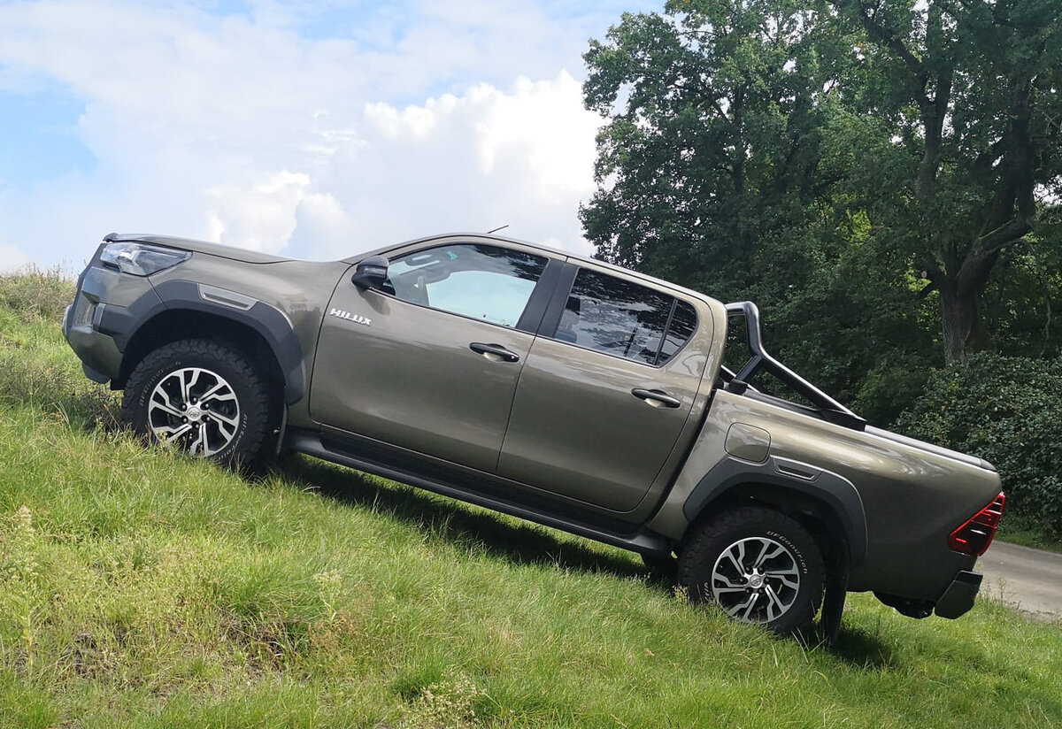 Toyota Hilux Invincible: бить машину за 50 000+ евро? Вряд ли бы даже Джереми Кларксен на это решился. 