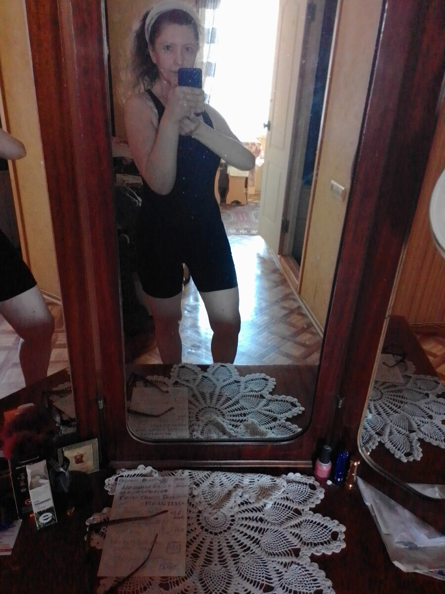 Прошлогоднее фото:) сейчас прохладно, и я не переодеваюсь для занятий, хотя в теплое время-у меня целый ритуал для зарядки:)