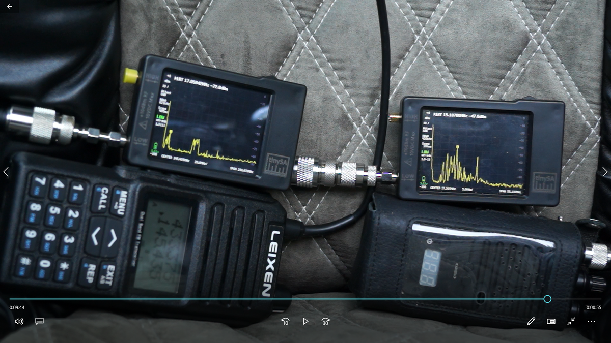 А вот рация Alan 42 DS при работе со штатной 20-см антенной обеспечила уровень сигнала около минус 58 дБм - т.е. примерно в 50 раз меньший по мощности, чем сигнал от Штурмана-180 с 33-см флексом с противовесом