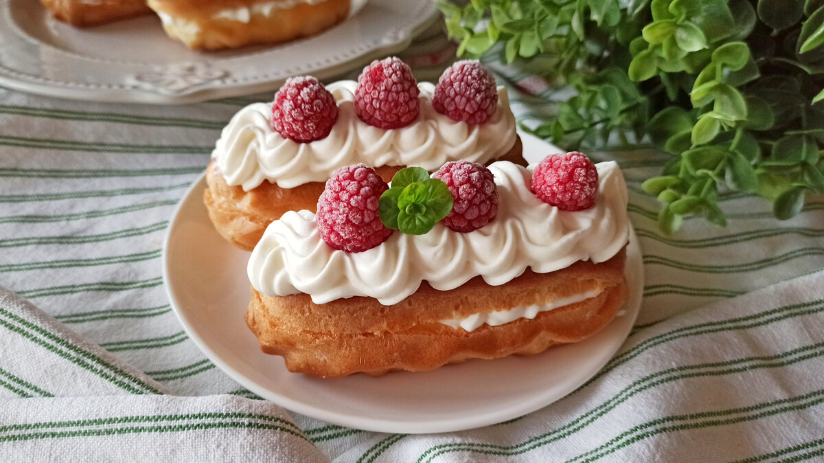 пирожное заварное профитроли. эклеры с творожным кремом. эклеры с творожным кремом. эклеры с творогом. заварное пирожное эклер.