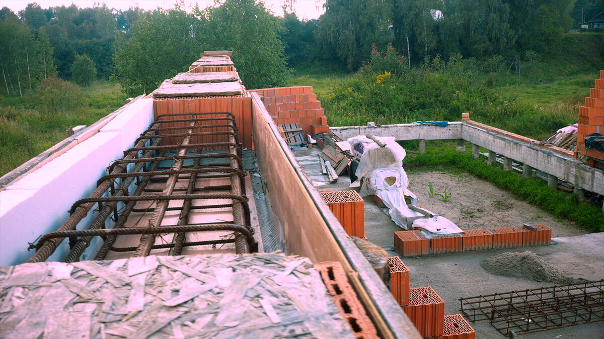 Опалубка из досок, обитых старым ламинатом