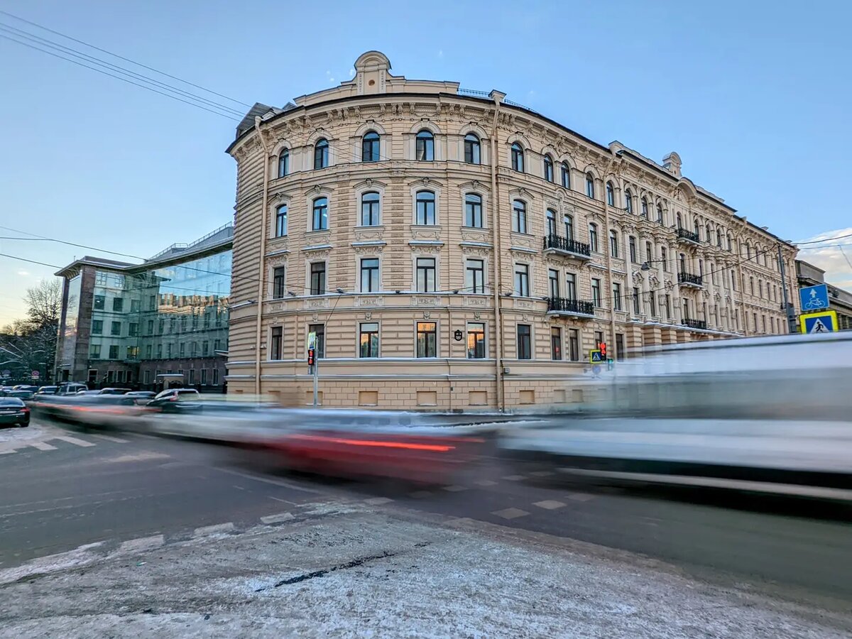 Его название - Банковский Комплекс Главного Управления Центрального Банка Российской Федерации. Адрес комплекса- набережная реки Фонтанки, д. 68-улица Ломоносова, д. 7.