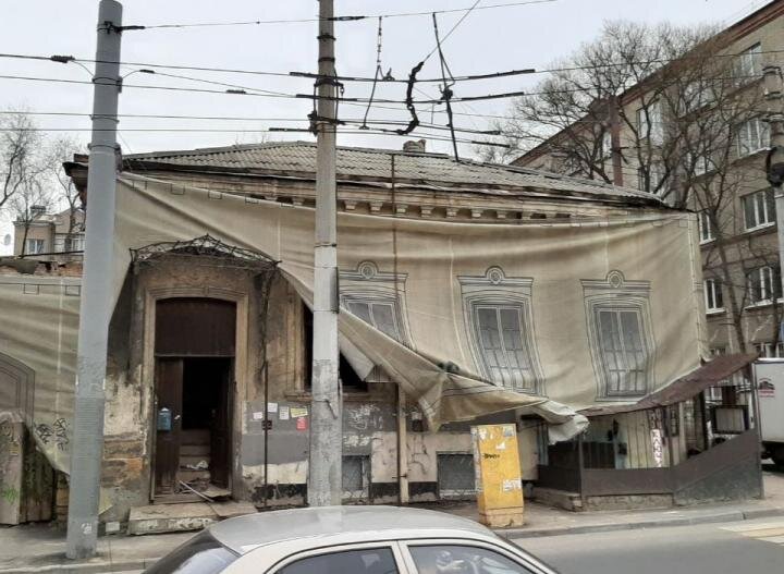 «В администрации Ленинского района города Ростова-на-Дону 8 декабря прошла встреча главы администрации Владимира Викторовича Влазева с представителями общественности по вопросу сноса дома по адресу: пер. Семашко, 32. Отдельной встречи с инвестором, который вел бы диалог о доме по адресу: ул. Московская, 41/27, не проходило, и никаких договоренностей о такой встрече не имелось. К общественникам, встречавшимся с главой, хотел присоединиться мужчина, которого интересовал вопрос сноса дома на Московской, но поскольку встреча не была заранее оговорена, глава администрации не имел возможности с ним дополнительно пообщаться, так как в соответствии с графиком должен был участвовать в выездном совещании», – сообщили в администрации.