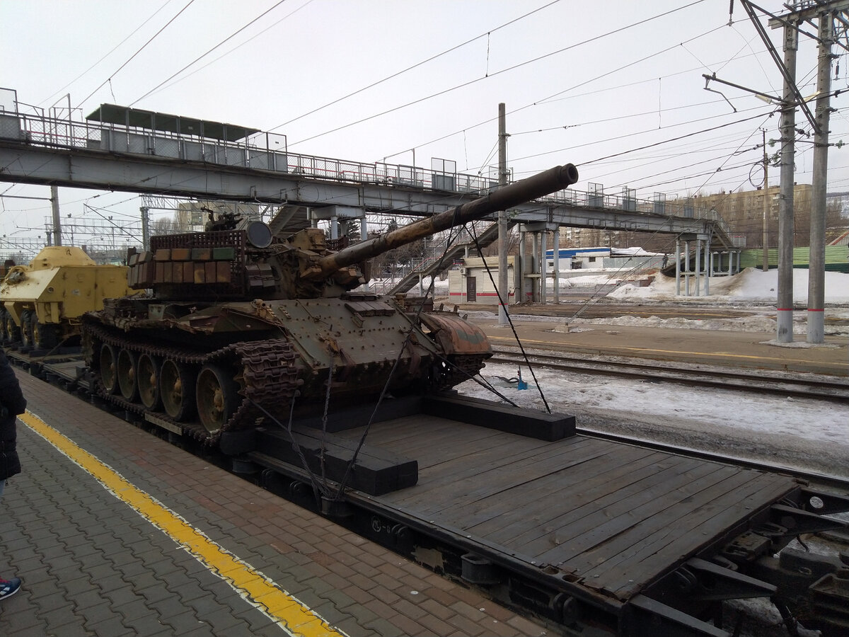 Ж.-д. станция "Саратов-1-Пассажирский". Средний танк "Т-55" в экспозиции поезда "Сирийский перелом". (Фото автора).