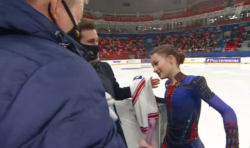 Софья Акатьева, Сергей Дудаков, Даниил Глейхенгауз. Чемпионат России по фигурному катанию среди юниоров 2022. Источник фото: YouTube канал Первого канала.