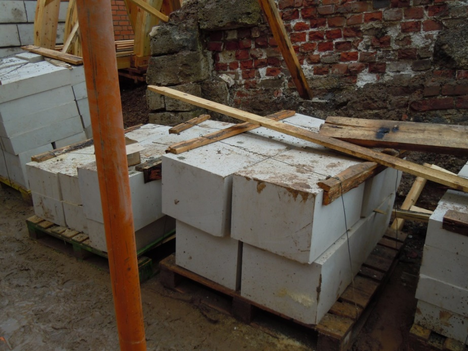  8 января 2012 г. Уже и 2012 год, а бар в Кладовой башне всё живёт. Присмотримся к нему пристальней. У входа видим различные финтифлюшки. Особенно к месту пара урн.-32