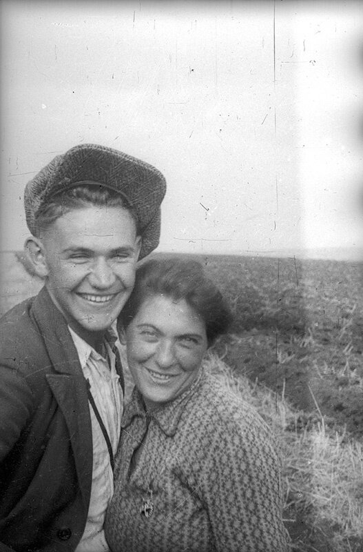 Трактористка Паша Ангелина и фотограф Евгений Халдей. Евгений Халдей, 1936 год, Украинская ССР, Донецкая обл., с. Старобешево, МАММ/МДФ.