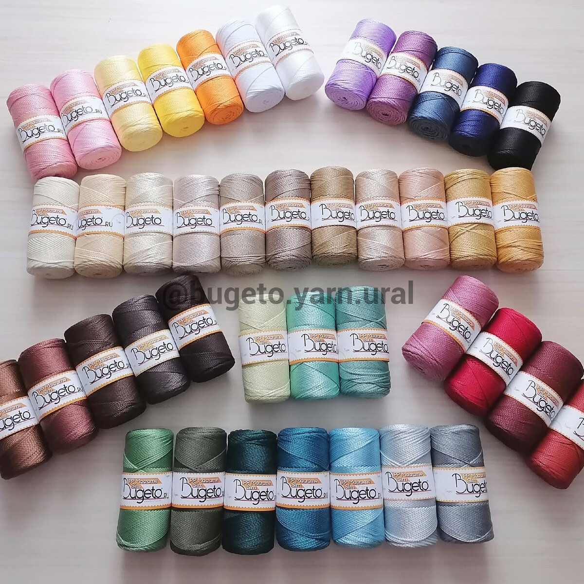 Полипропилен относится к полимерам, и подобно всем остальным материалам такого рода обладает хорошей защитой от влаги. Даже в случае с длительном пребывании в воде такой шнур не набирает в себя влагу, а следовательно – не разрушается от ее воздействия. Он не гниет, как шнуры из натуральных материалов, что сильно увеличивает период эксплуатации. Аналогичную устойчивость шнур имеет ко многим химическим соединениям, в том числе бытовой химии и агрессивным средам. Физические воздействия он также переносит довольно спокойно, не истираясь со временем. Наконец, данное изделие обладает хорошей устойчивостью к высоким температурам, и начинает терять свои свойства лишь при нагреве свыше 90 градусов, что почти нереально в естественных условиях.


Преимущества полипропиленового шнура
К основным преимуществам шнура из полипропиленовых волокон относят:

-высокую гидрофобность. Веревки не мокнут, плавают в жидкости при удельной плотности 0,91. Это снизило вес изделия и его стоимость;
устойчивость к негативным воздействиям и средам (органическим растворителям, щелочным и кислотным составам);
-морозоустойчивость, сохранение свойств при температуре до -70°C;
-высокую прочность во влажной и сухой среде;
-эластичность, стойкость к изгибам;
-гипоаллергенность и стойкость к появлению микроорганизмов;
-пыле отталкивающие показатели;
доступную стоимость.