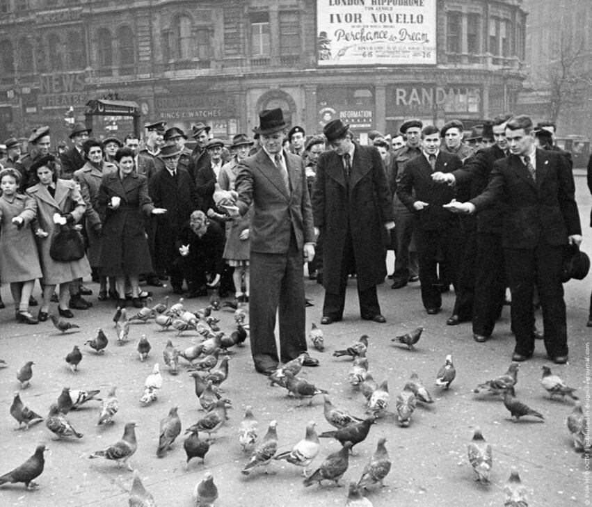 На этой фотографии футболисты московского «Динамо» в Лондоне, в ноябре 1945 года. Посмотрите, какая выправка у наших спортсменов!