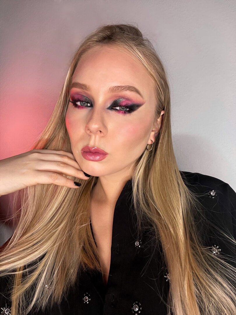 Например здесь розовый и черный преобладает, форма макияжа достаточно большая и угловатая, засчет этого я свою внешность сделала из милого личика более серьезной и грубой в какой то степени. Так же в цвет глаз губы и ногти, боковой свет