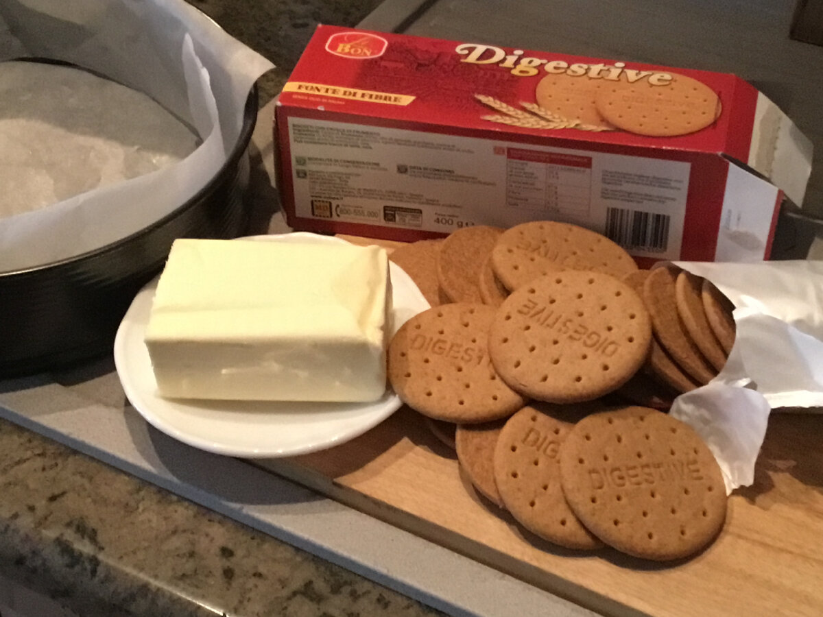 Я взяла печенье с отрубями, так база для торта будет более рассыпчатой. Но можно брать любые печенья. 