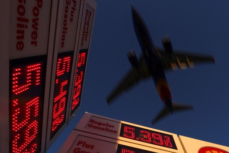     Цена нефти Brent подскочила почти до $120 за баррель после сообщений об ударах по территории Саудовской Аравии  REUTERS