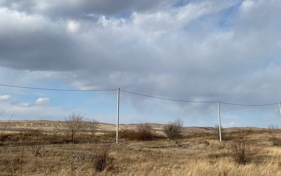 При поиске участка обязательно учитывайте его расположение. Если земля находится далеко от инфраструктуры, вокруг участка только сельскохозяйственные земли, то продать такой участок будет сложнее.