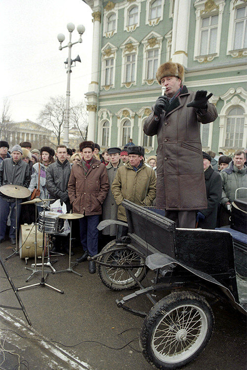 «Жириновский обещал «каждой бабе по мужику, каждому мужику по бутылке водки» и уверял, что «мы за бедных, мы за русских». Он открещивался потом от своей знаменитой фразы, но проверить это, видимо, уже невозможно». Фото: © Zamir Usmanov/Russian Look/www.globallookpress.com