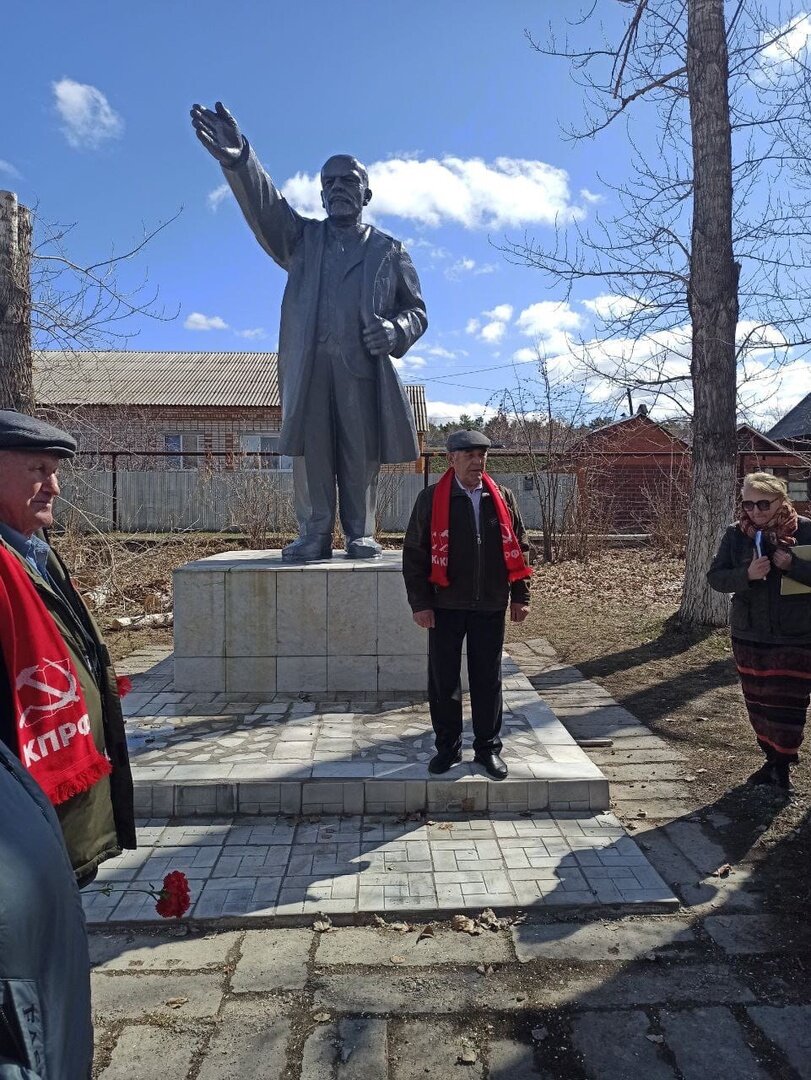 Сравните пропорции. Даже слепому видно, что с Лениным явно что-то не то.